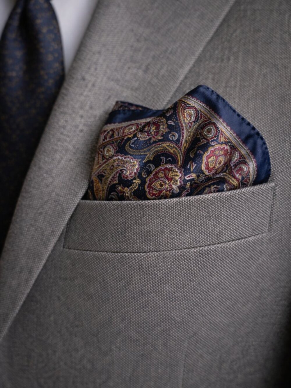 Oscar de la Renta Paisley Pocket Square Navy Blue Red 12x12 Luxury Classic